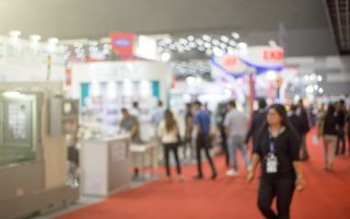 Sua marca no centro do palco: locação de estandes para eventos